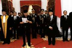 21 Mei 1998: Soeharto mundur dari jabatannya
